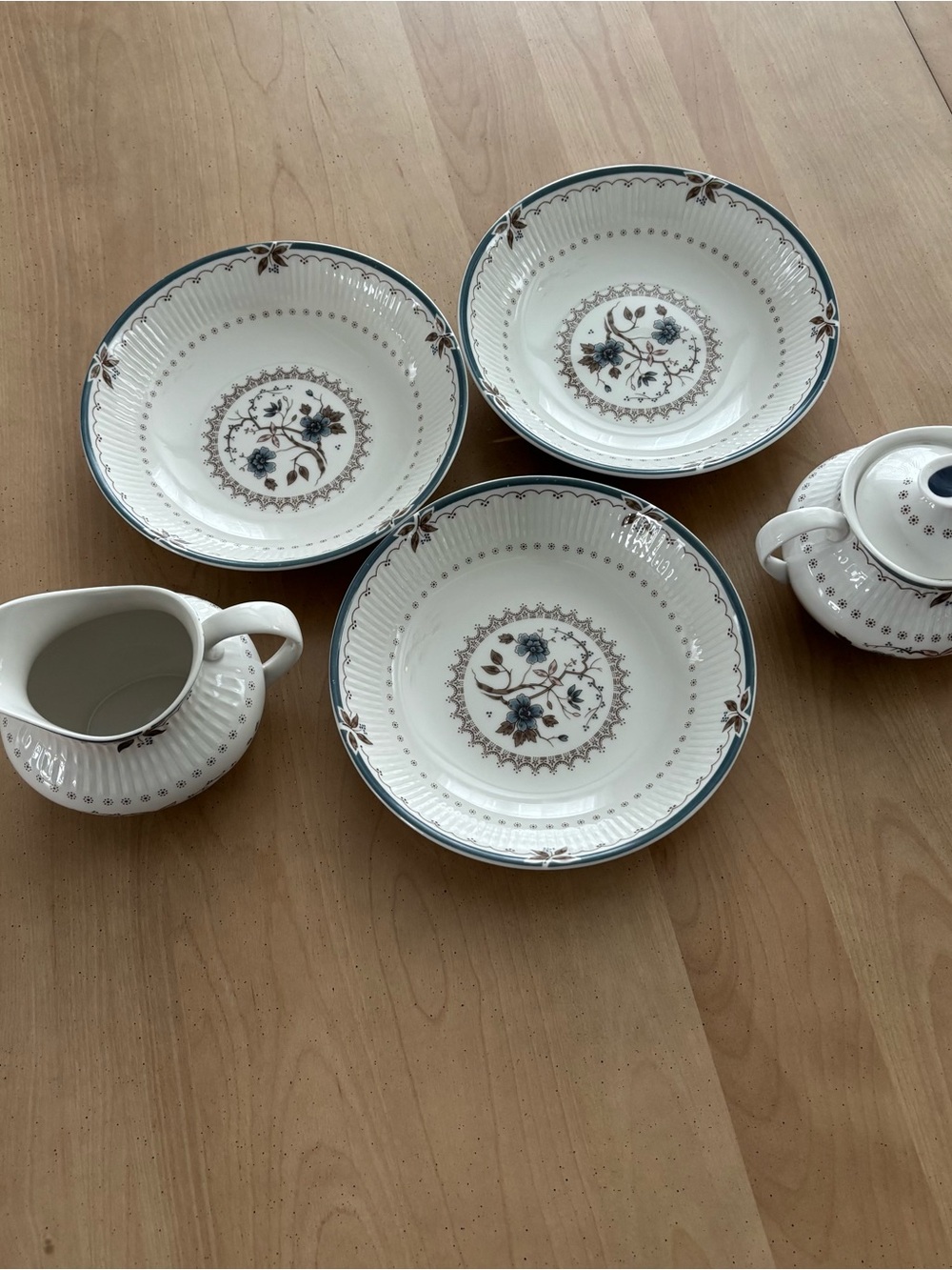 Royal Doulton Old Colony Sugar/Creamer & 3 Bowls. Made In England. See Photos. - Picture 2 of 14